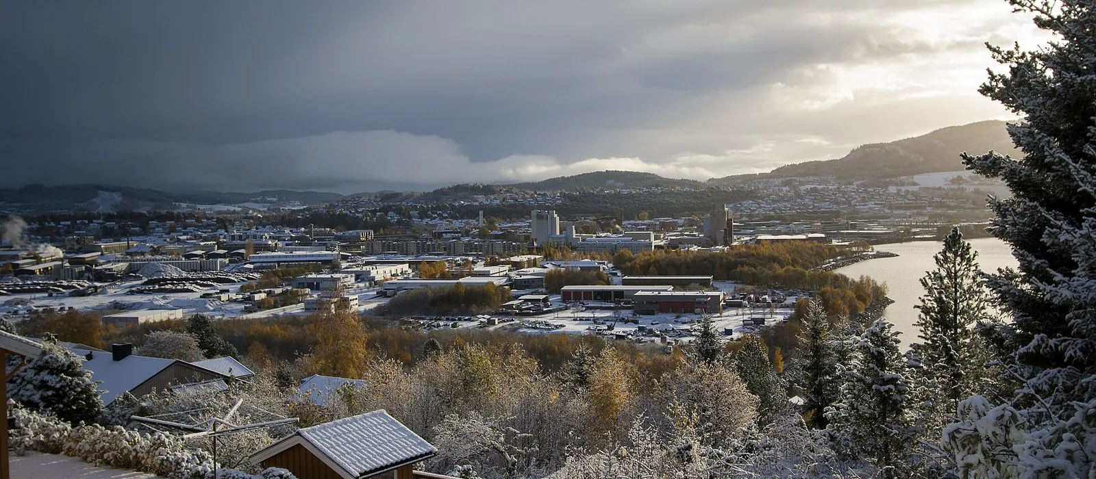 Steinkjer — Steinkjer: die wiederaufgebaute Stadt und ihre Felsritzungen